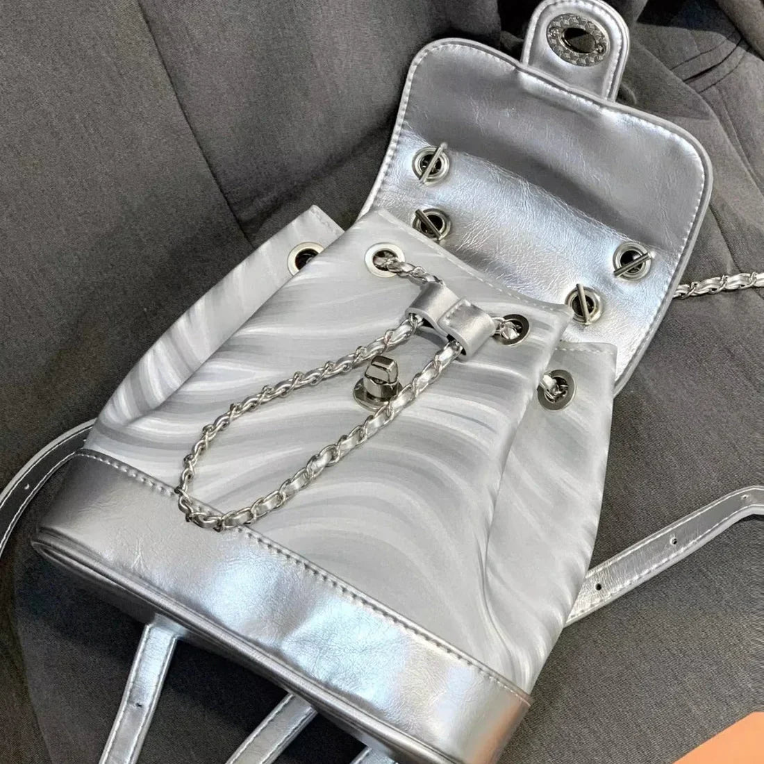 Chain Backpack Women's Water Ripple Fashion Travel Backpack Bags  حقيبة ظهر نسائية بسلاسل بتصميم موجات المياه للأناقة والسفر