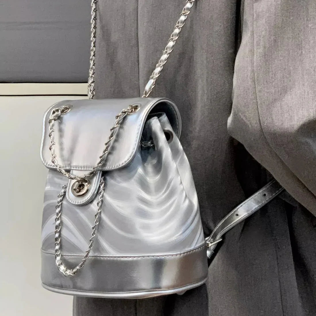 Chain Backpack Women's Water Ripple Fashion Travel Backpack Bags  حقيبة ظهر نسائية بسلاسل بتصميم موجات المياه للأناقة والسفر